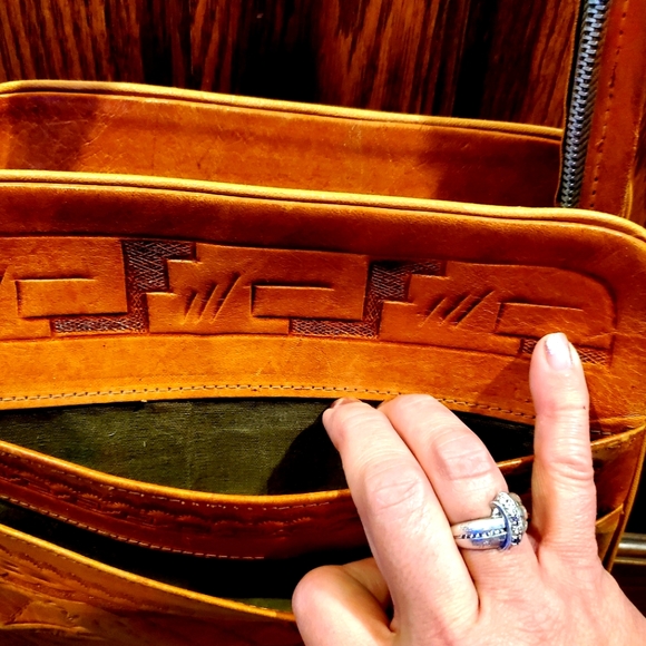 REAL LEATHER EMBOSSED PURSE - Picture 4 of 6